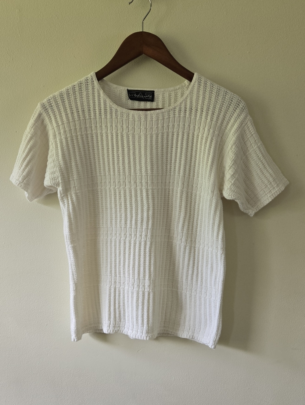 Ribbed Knit Short Sleeve Top in White Like New